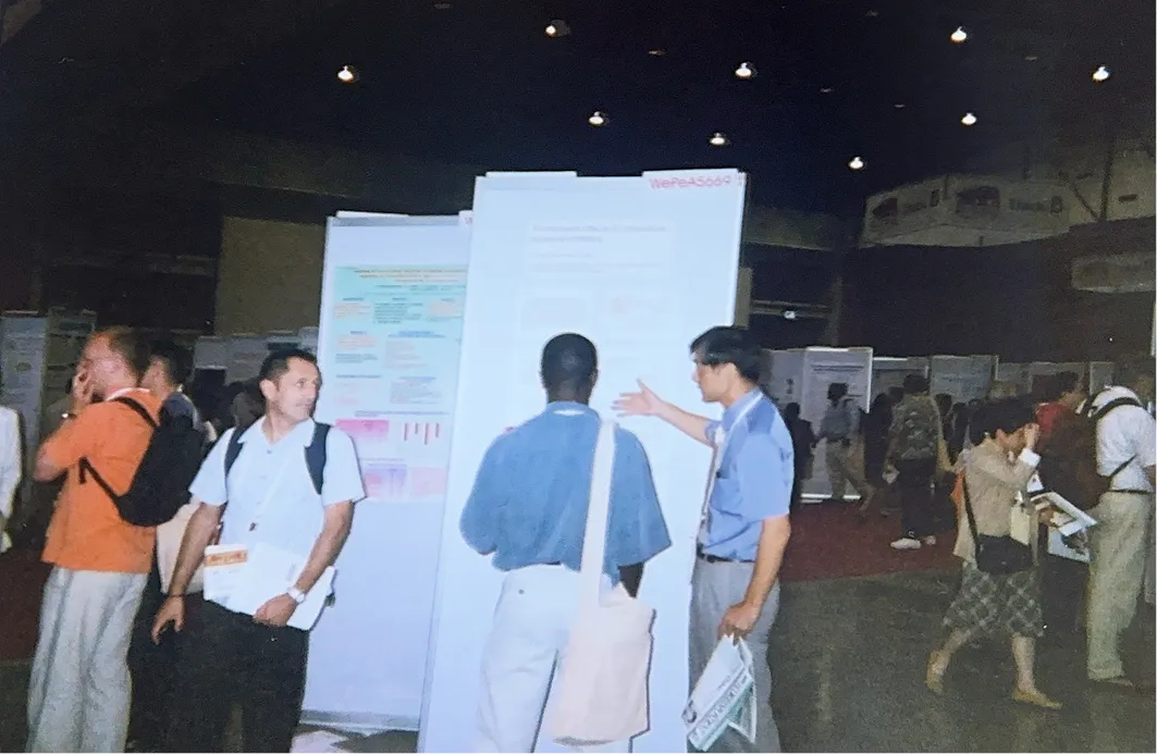 国際エイズ会議でのポスター発表の様子